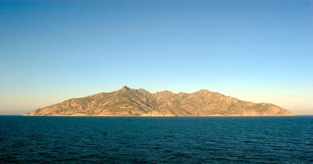 L'isola di Montecristo vista dal suo lato nord_jpg